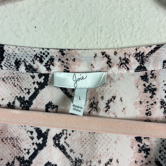 Joie 100% Silk Snakeskin Print Short Sleeve Blouse size Large Light Pink & Grey - Picture 3 of 7